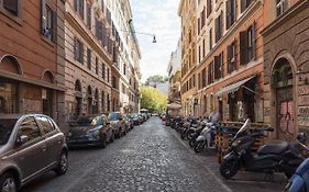 Lively Roma Trastevere Renovated Apartment - Fromhometorome